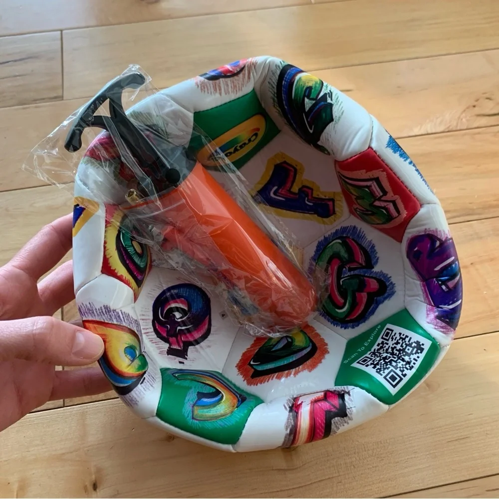 New! Crayola official soccer ball size 5 with hand air pump included - Picture 8 of 9